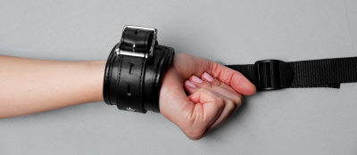 Strict Deluxe - комплект бондажных ремней с наручниками для кровати
