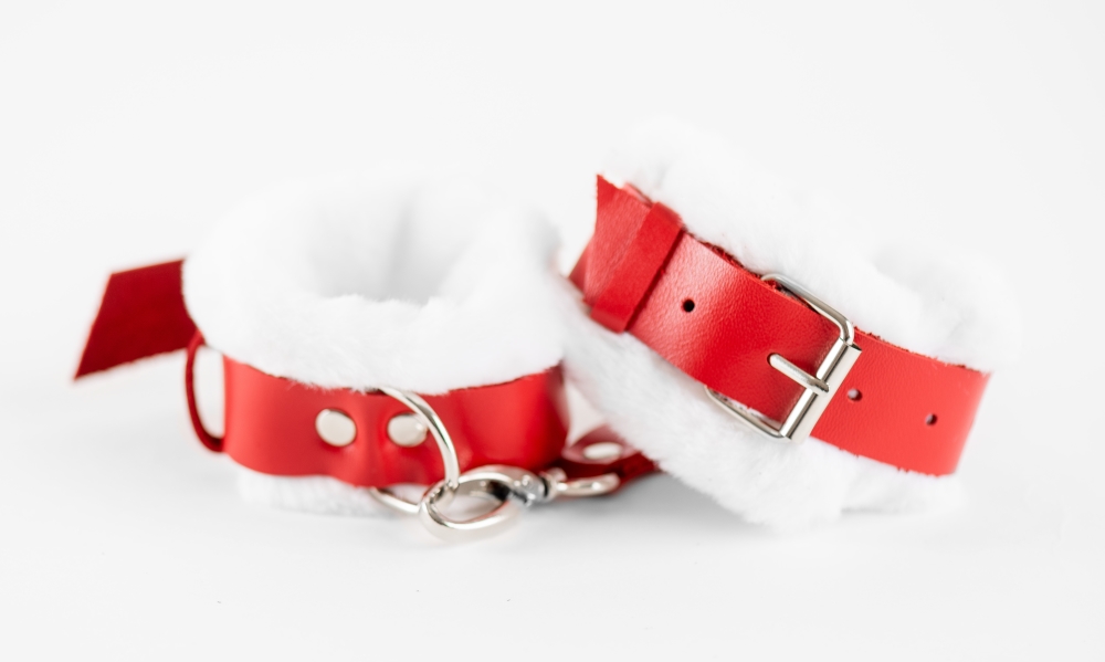 БДСМ Арсенал Red наручники из натуральной кожи с нежным мехом, на 15-25 см в обхвате (белый с красным)