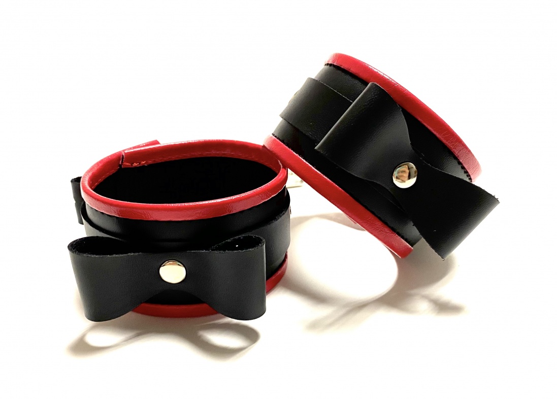 БДСМ Арсенал наручники с бантиками из эко-кожи, 30 см (черный с красным) - фото 1
