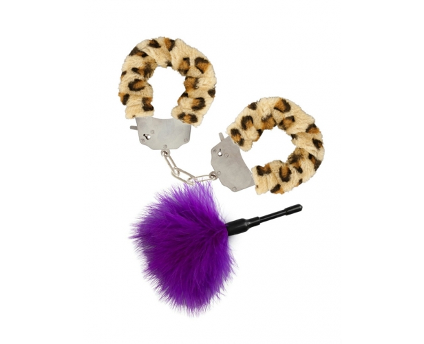 Металлические наручники и фиолетовая щекоталка из перьев