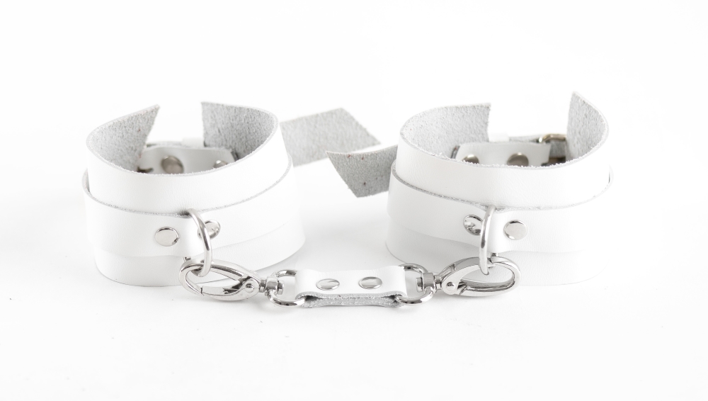 БДСМ Арсенал White наручники из натуральной кожи, на обхват от 14 до 25 см (белый)