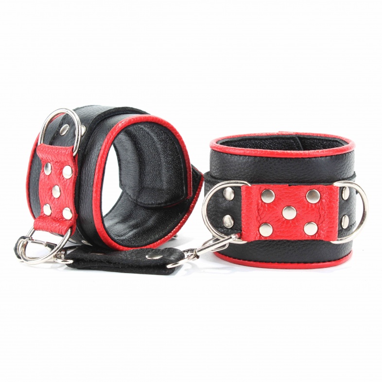 БДСМ Арсенал широкие кожаные наручники, на обхват запястья 16-25 см (черные c красным)
