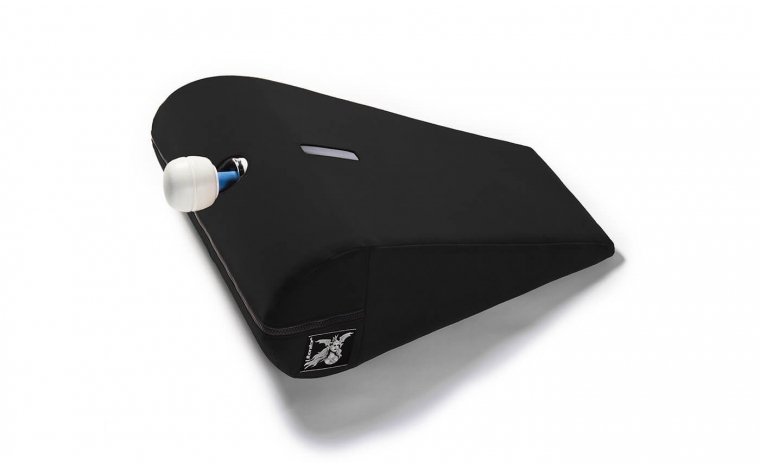 Liberator R-Axis Magic Wand - Подушка для любви малая с отверстием под массажер, 35.5х61х17 см (черный) от ero-shop