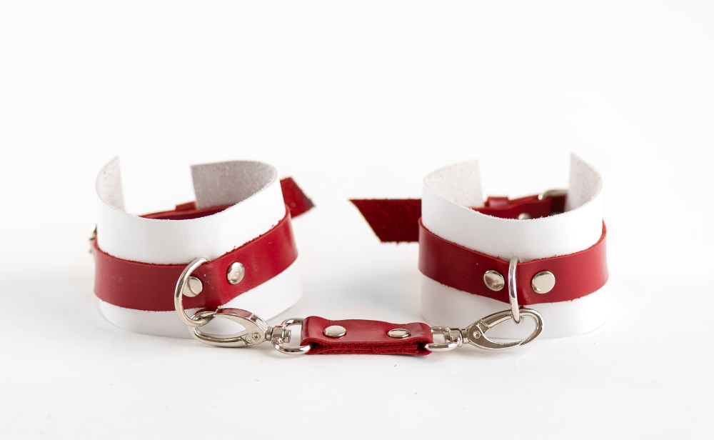БДСМ Арсенал Red-White наручники из натуральной кожи, на обхват от 14 до 25 см (белый с красным) - фото 1