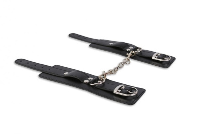 Черные наручники с ремешками