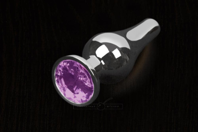 Маленькая серебристая анальная пробка с кристаллом - Пикантные Штучки, 8.5 см (фиолетовый)