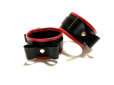 БДСМ Арсенал наручники с бантиками из эко-кожи, 30 см (черный с красным)