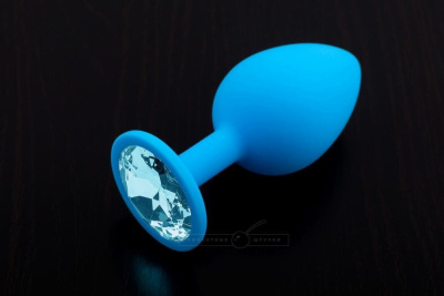 Пикантные штучки - Большая голубая анальная пробка из силикона, украшенная кристаллом, 9 см (голубой)